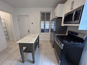 Building Photo - Spacious Vintage 3-Bedroom Apartment – Heat Included