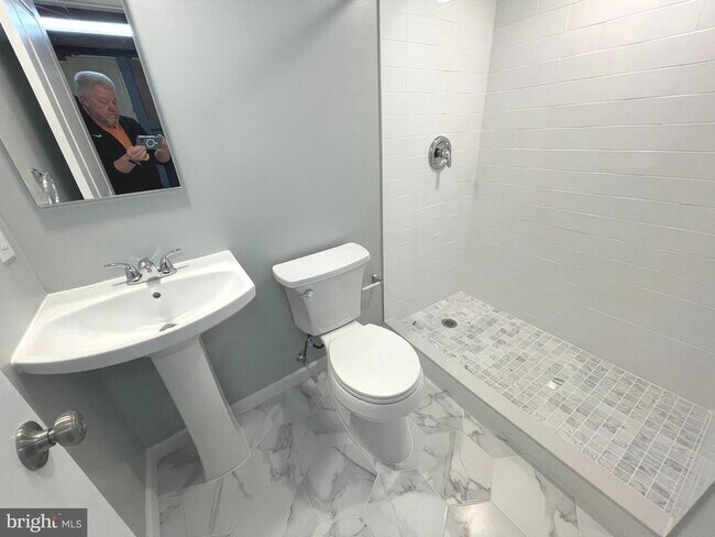 Building Photo - 7132 Parkview Ave