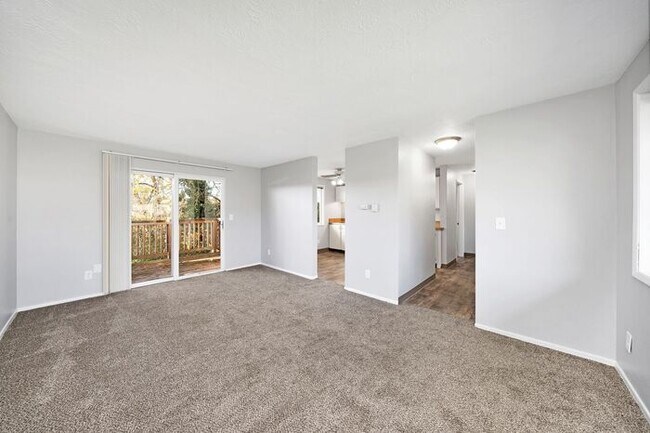 Building Photo - 2 bedroom 1 bath in Milwaukie!! 1st month free!