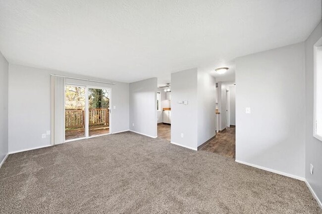 Building Photo - 2 bedroom 1 bath in Milwaukie!!