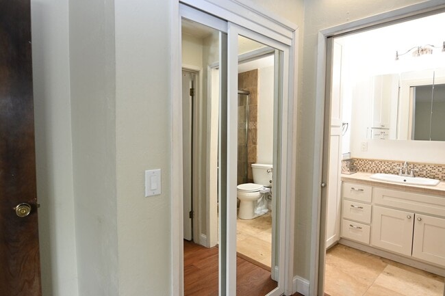 Building Photo - Walk to Japantown,  Updated 2 / 2.5, Cat &...