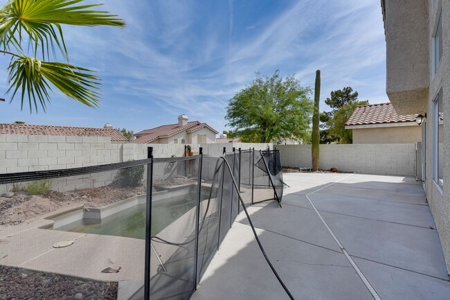 Building Photo - UPGRADED 3 BEDROOM HOME IN GREEN VALLEY