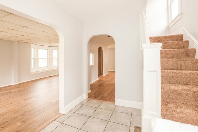 Building Photo - GREAT SINGLE FAMILY HOUSE . WAITING FOR YOU TO CALL HOME !!