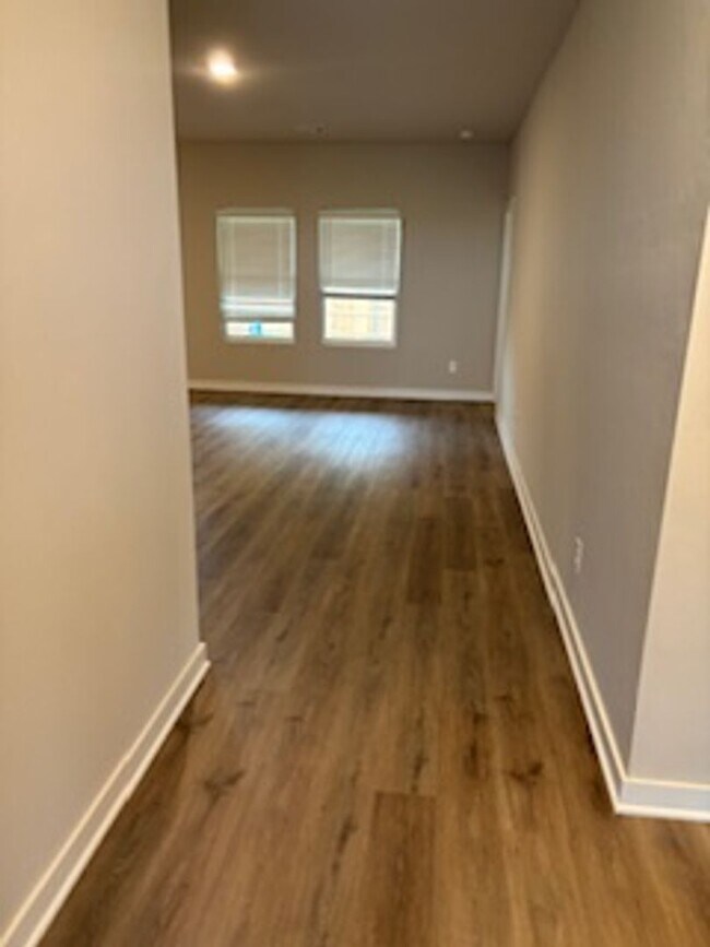 Building Photo - NEW NEW NEW!