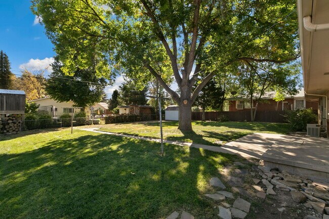 Building Photo - 1726 Cameo