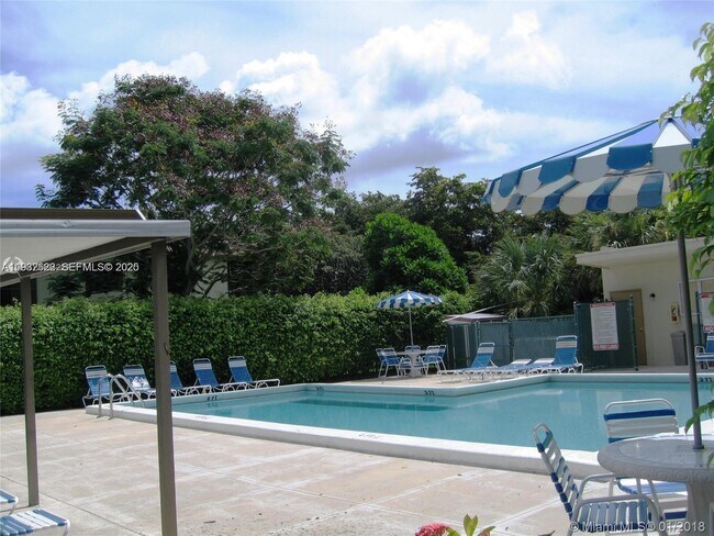 Building Photo - 341 Lakeview Dr