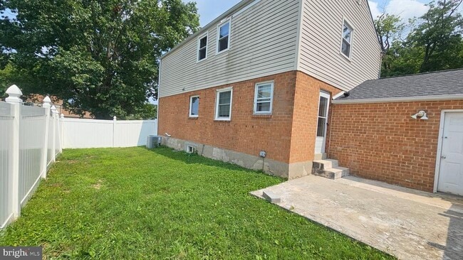 Building Photo - 328 Rees Dr