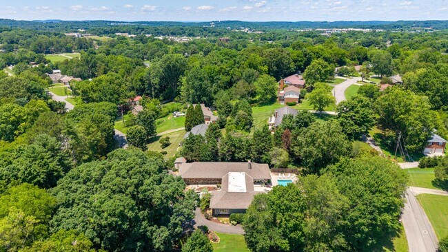 Building Photo - 615 Springhill Dr NE