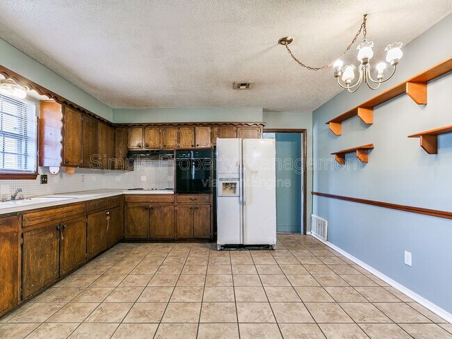 Building Photo - 2205 Donna Dr