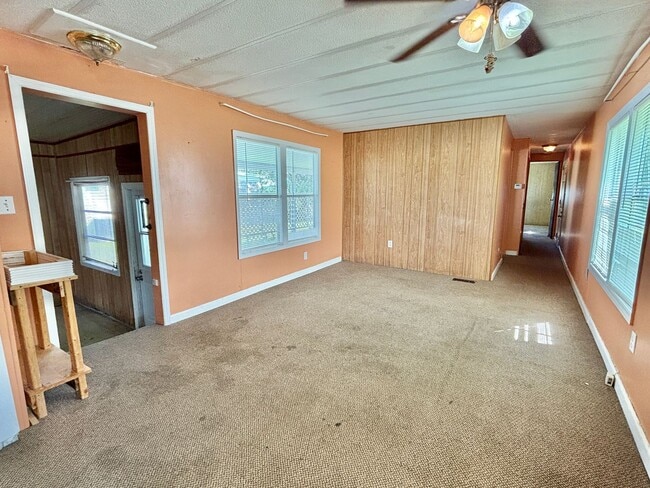 Building Photo - Unfurnished 2 Bedroom Manufactured Home in Barefoot Bay Available Now!