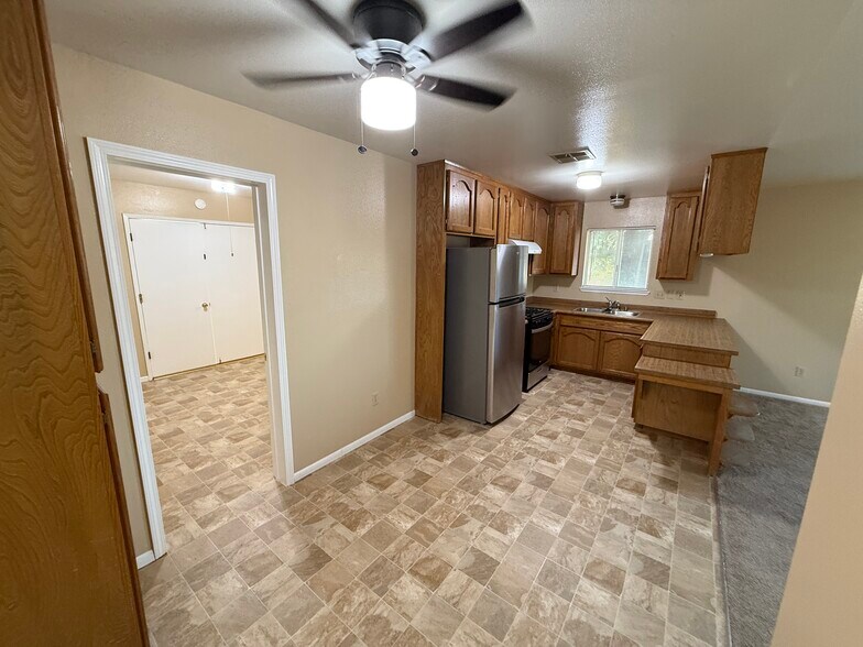 Kitchen - 15936 Lime St