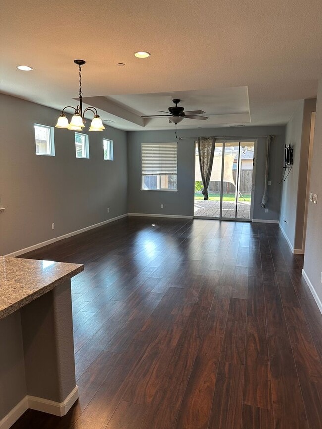 Building Photo - Beautiful 3 Bed 2 Bath House in a Great Lo...