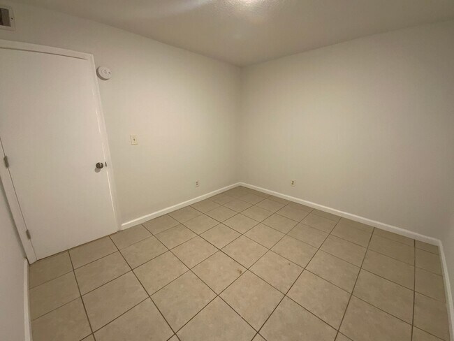 Building Photo - 211 Snead Dr