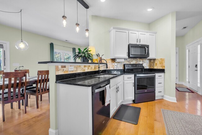 Building Photo - 112 Wild Oak Dr