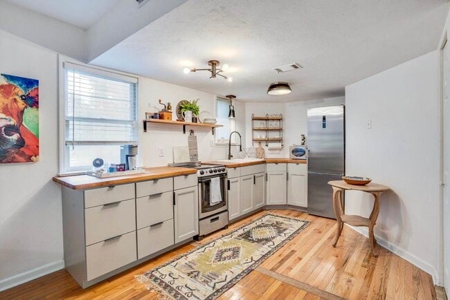 Building Photo - 360 S Franklin Blvd