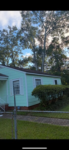 Cottage home near Hospitals, Tricentennial Park, and Public Shopping Center. - 1961 Pleasant Ave