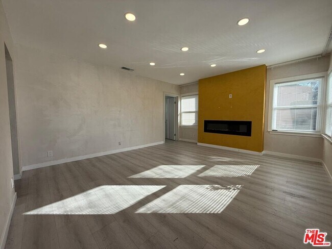 Building Photo - 674 Estelle Ave