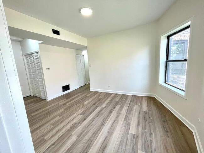Building Photo - 5623 S Prairie Ave