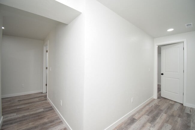 Building Photo - Newly Remodeled Magna Gem with New Appliances & Easy Freeway Access!!