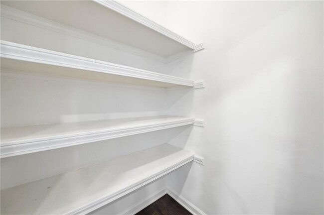 Building Photo - 310 Stoneleigh Dr SW