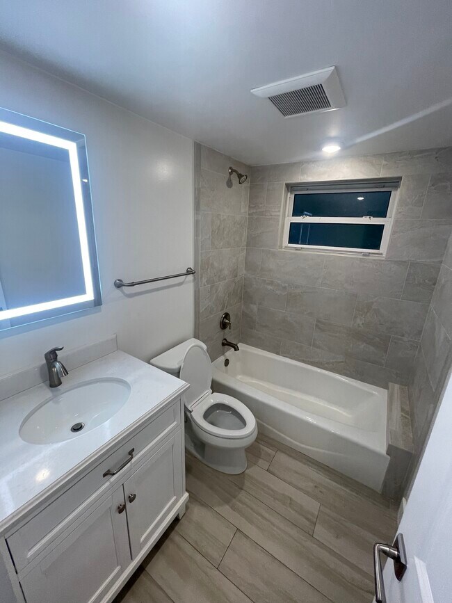 Building Photo - 127 Monroe Dr