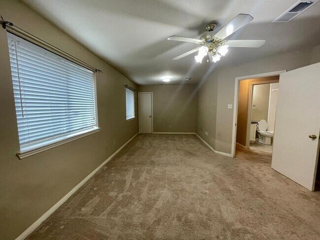 Building Photo - 2607 Old Oak Ln