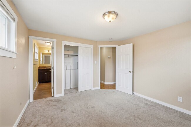 Building Photo - 5 bedroom, 3 1/2 bath, home with two master suites and 2 car garage.