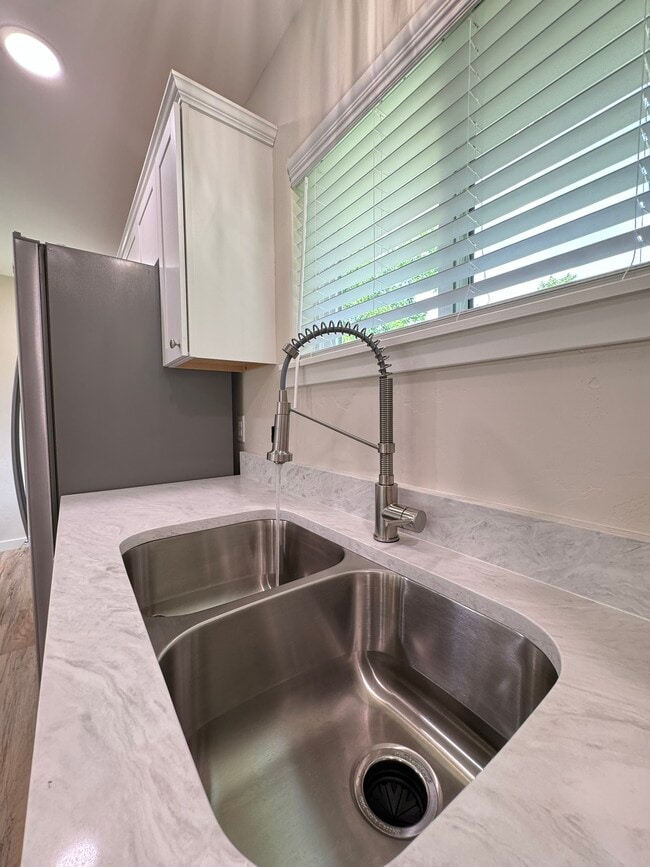 Building Photo - 1442 E Broadway St