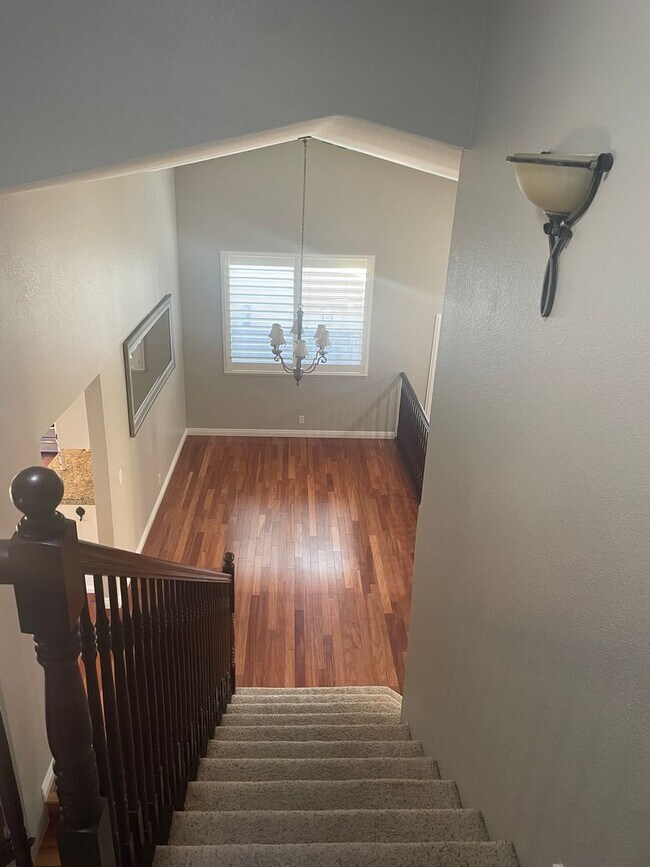Building Photo - "Coveted Comfort: Spacious 4-Bed, 3-Bath H...