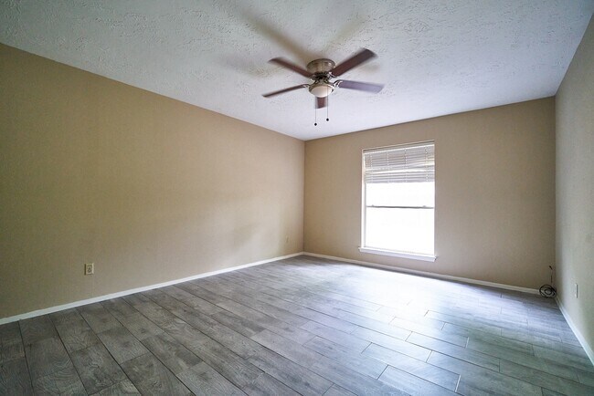 Building Photo - 10235 Gulfstream Ln