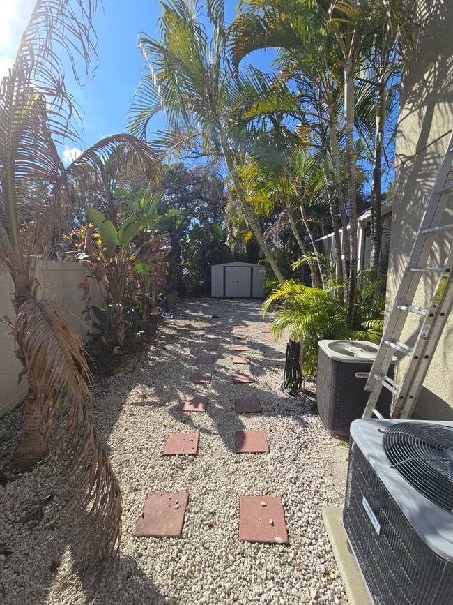 Building Photo - Newly Renovated 4/3 w/pool