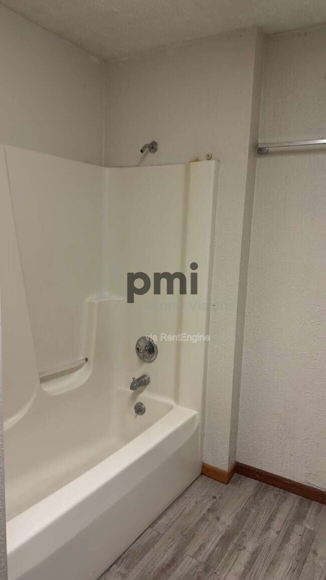 Building Photo - 1103 6th St