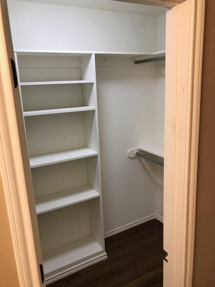 Building Photo - 4284 Castlegate Dr