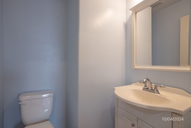Building Photo - SF 3BR/2.5BA/2car garage in Ocean Pointe w...