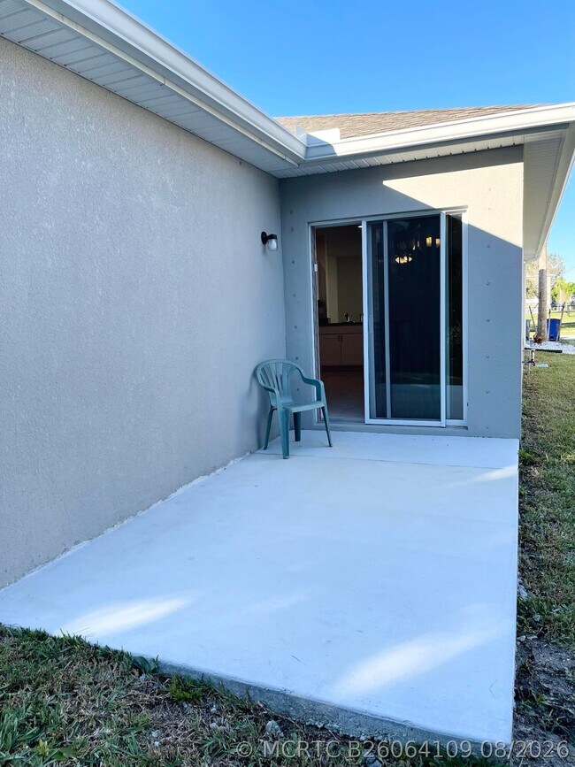 Building Photo - 3368 N Park Dr