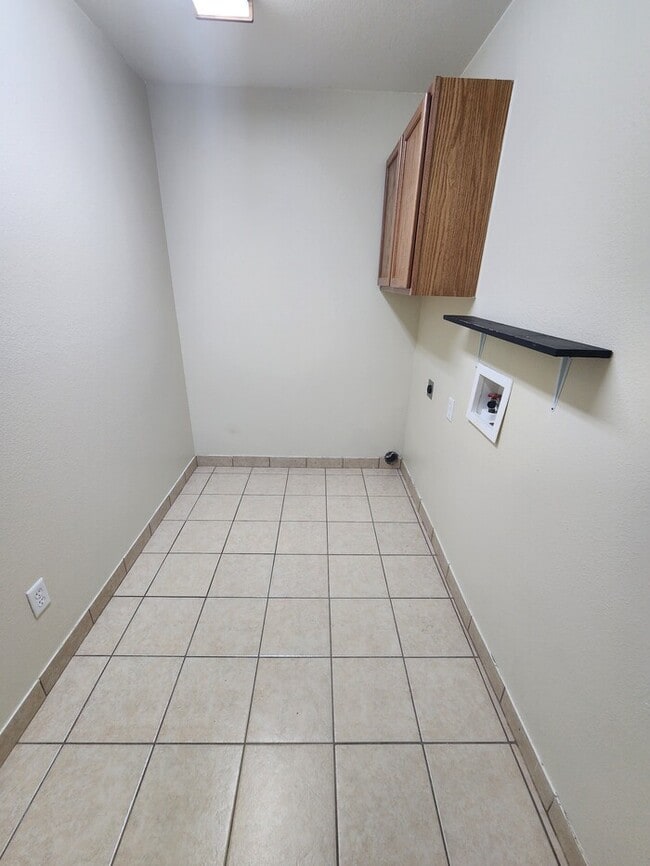 Building Photo - 3 bed 2 bath home, 1 car garage