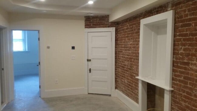Building Photo - Nicely updated ground level 1 bed with in-unit laundry near the Green Line.