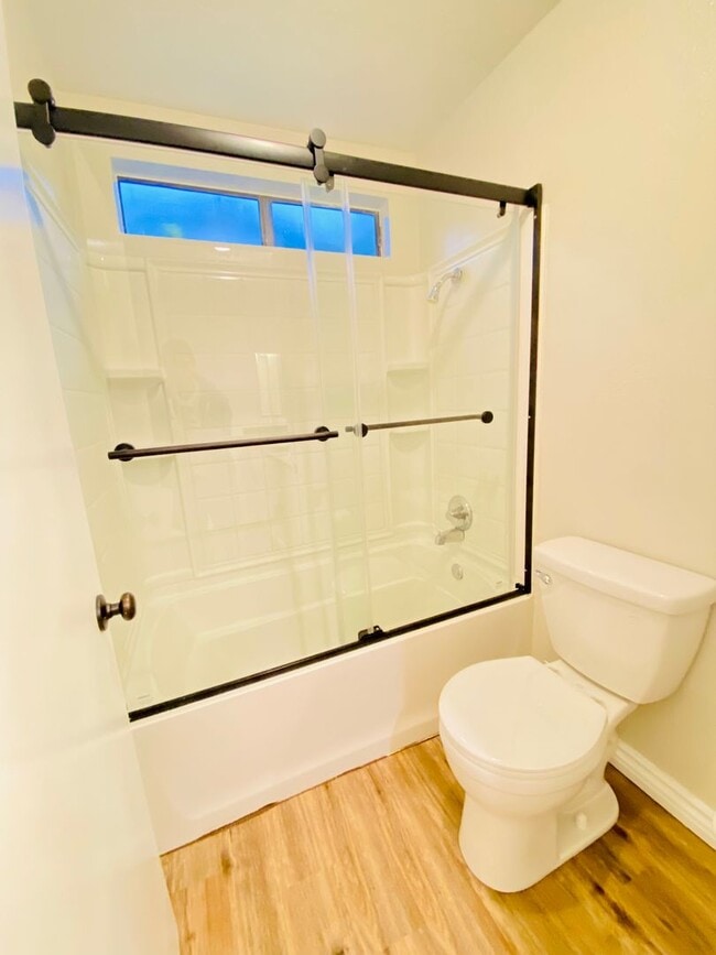 Building Photo - Beautifully remodeled spacious 1 Bedroom r...