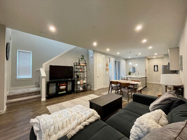 Building Photo - Hillsboro 3 Bed 2.5 Bath Townhome in Reeds Crossing ~ Includes A/C, 2 Car Garage w/ Level 2 Charg...