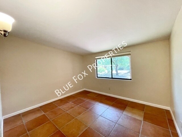 Building Photo - 729 N Alamo Ave