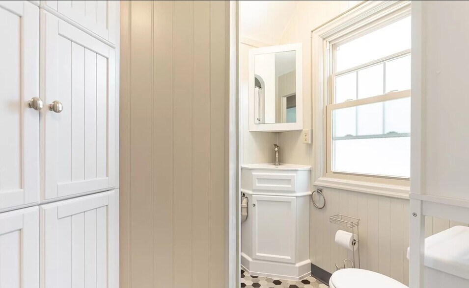 Building Photo - 6613 N Amherst St