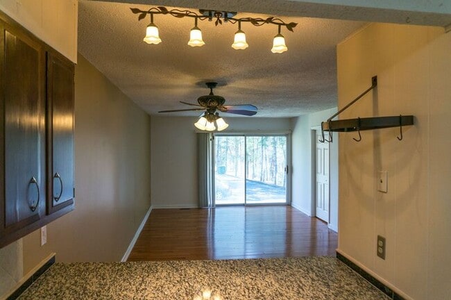 Building Photo - 137 Colony Dr