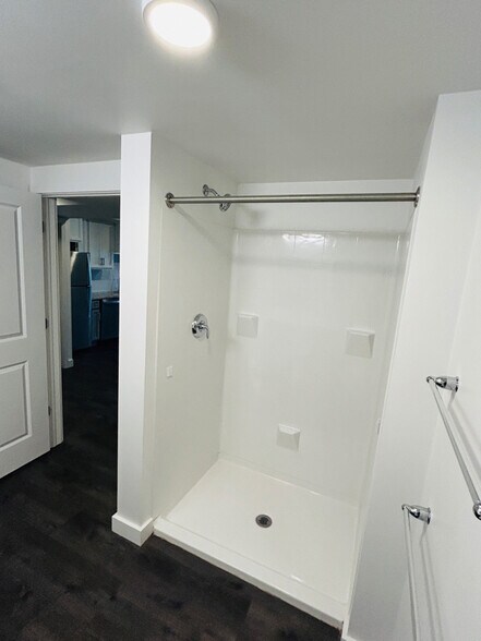 Building Photo - 550 New Holland Ave