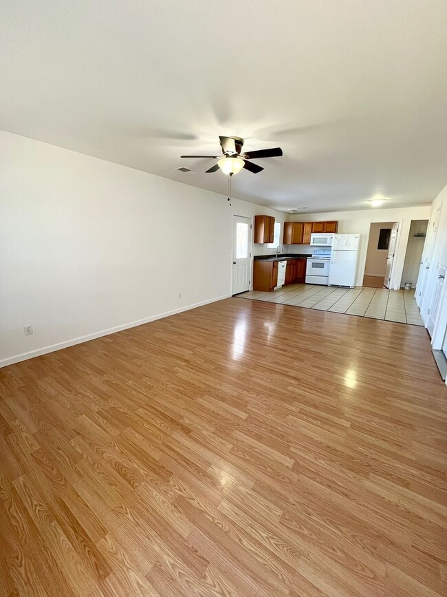 Building Photo - 2 Bed | 1.5 Bath | Duplex