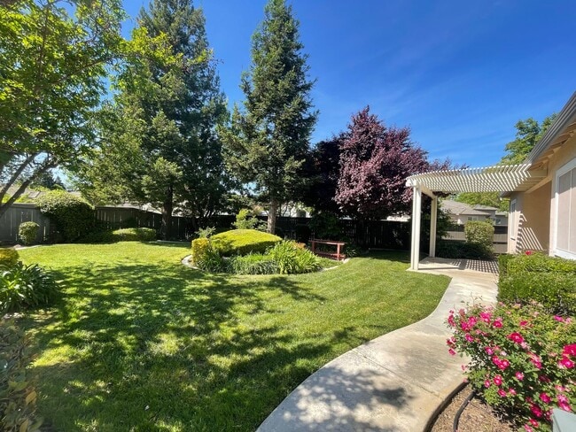 Building Photo - Senior Community for those 55+ Large 2 bedroom, 2 bath with bonus room!  All modern amenities!