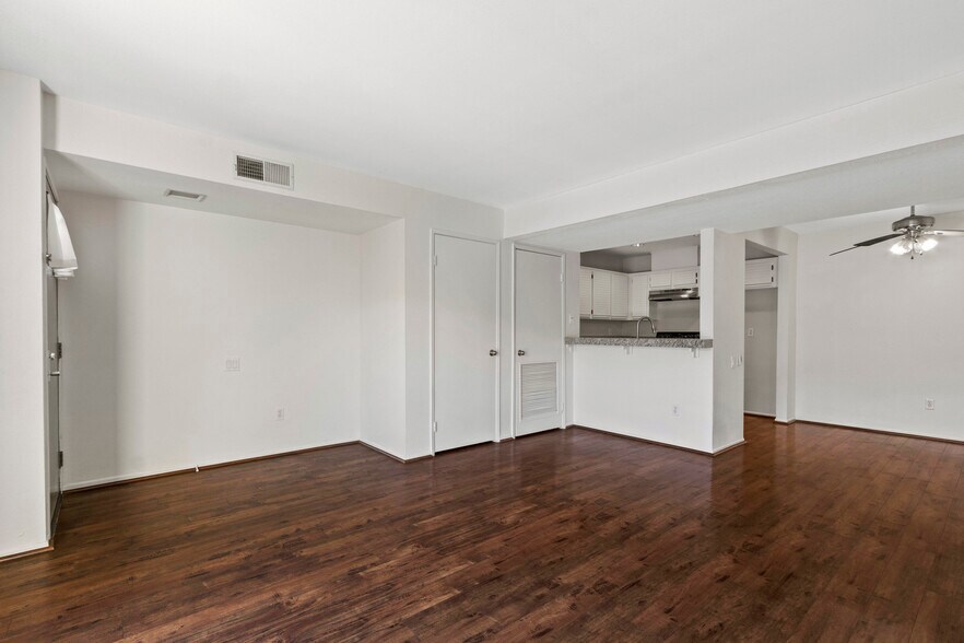Building Photo - 25671 Le Parc