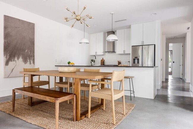 Building Photo - 1811 Justin Ln