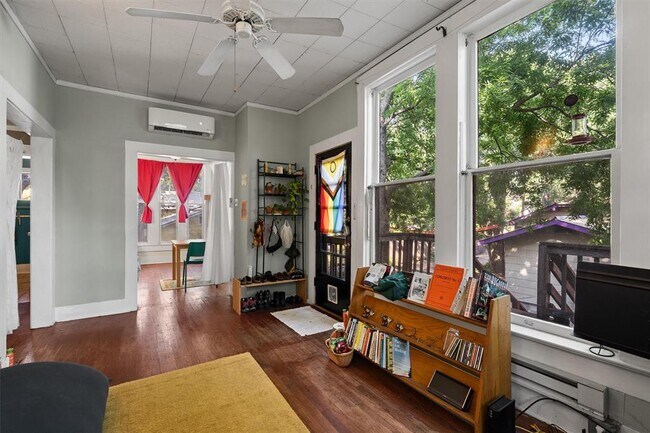 Building Photo - 3404 1/2-3402 Grooms St