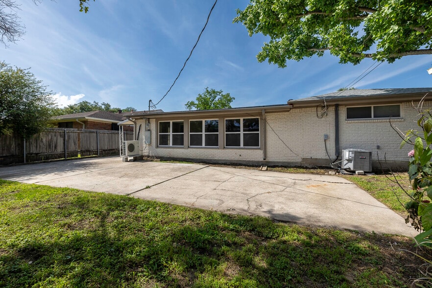 Building Photo - 6304 Asher St