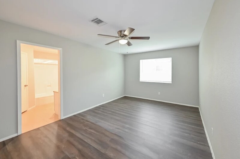 Building Photo - 8705 Saratoga Forest Dr